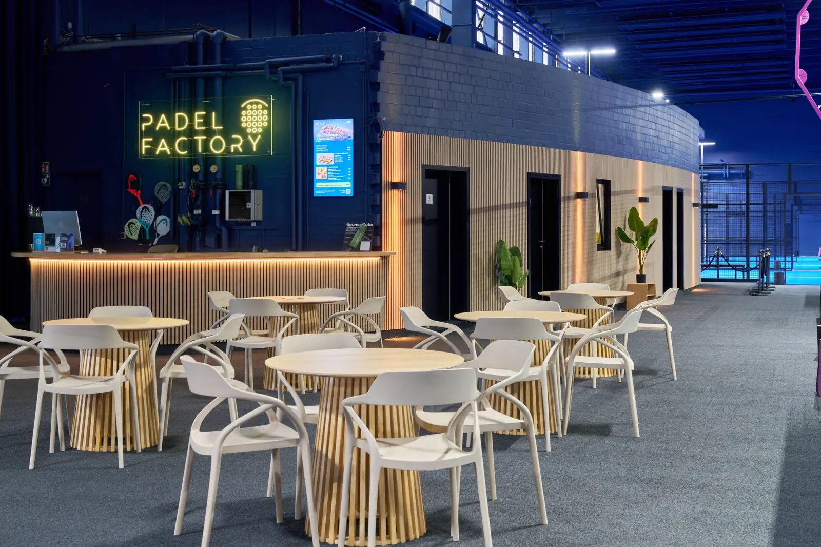 Bar & Lounge.