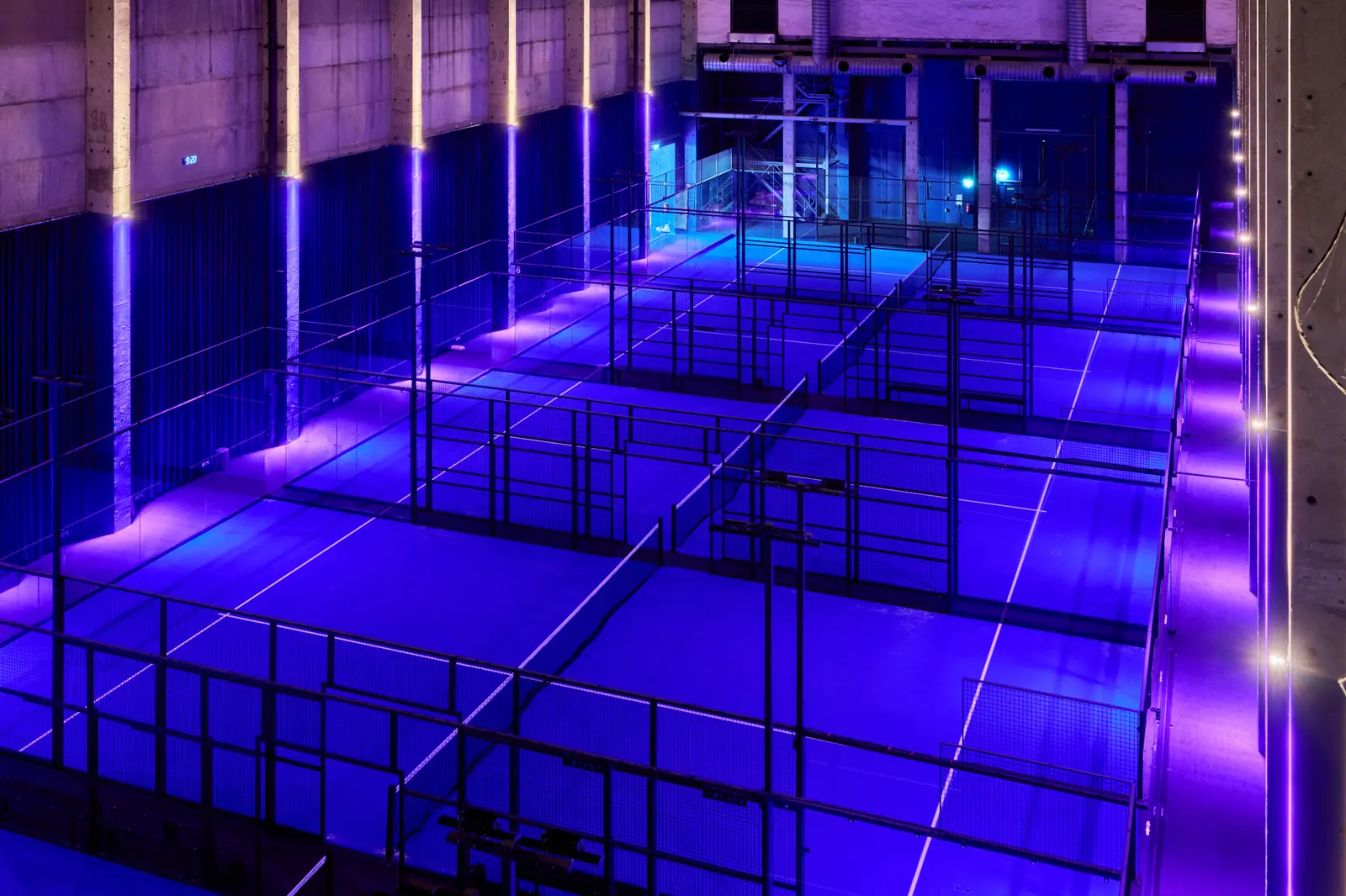 Stimmungsvolles Firmenevent in der Padel Factory Berlin mit Lounge, Catering und beleuchteten Courts