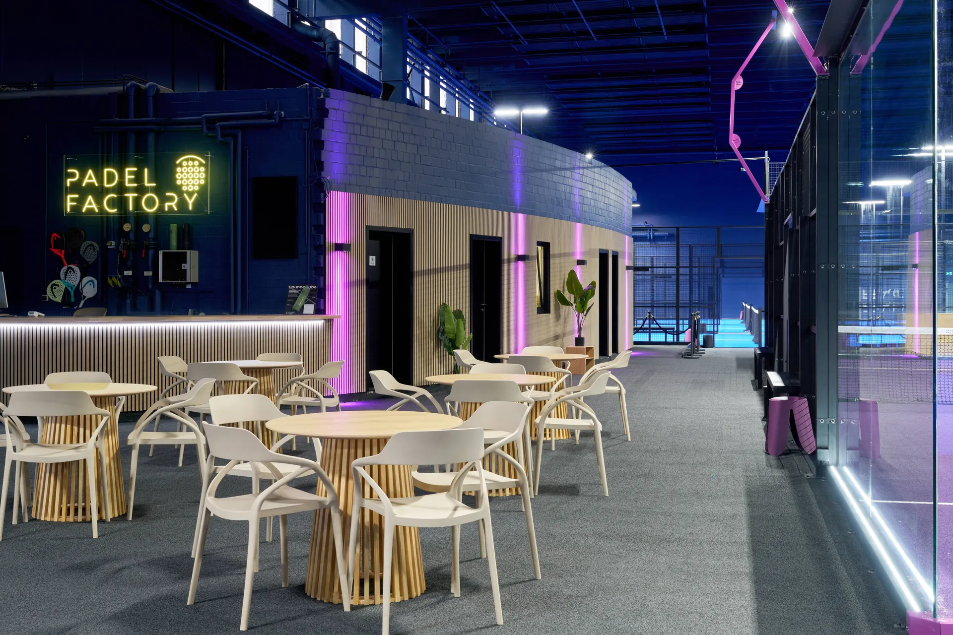 Lounge und Neon-Branding in der Padel Factory Berlin