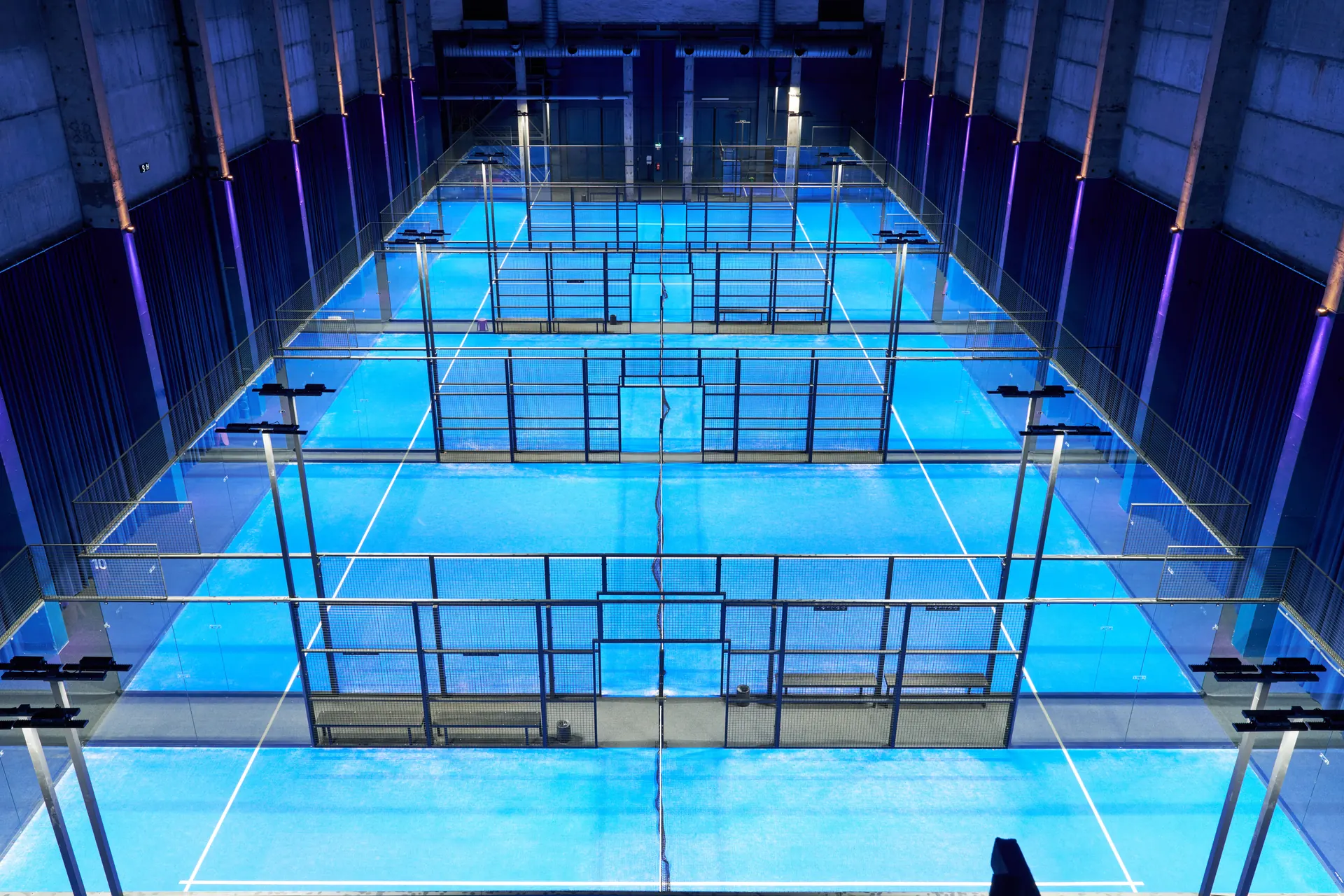 Panorama-Blick über die Courts in der Padel Factory Berlin