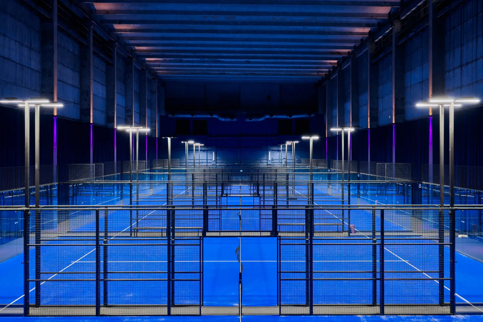 Halle 2 in der Padel Factory Berlin